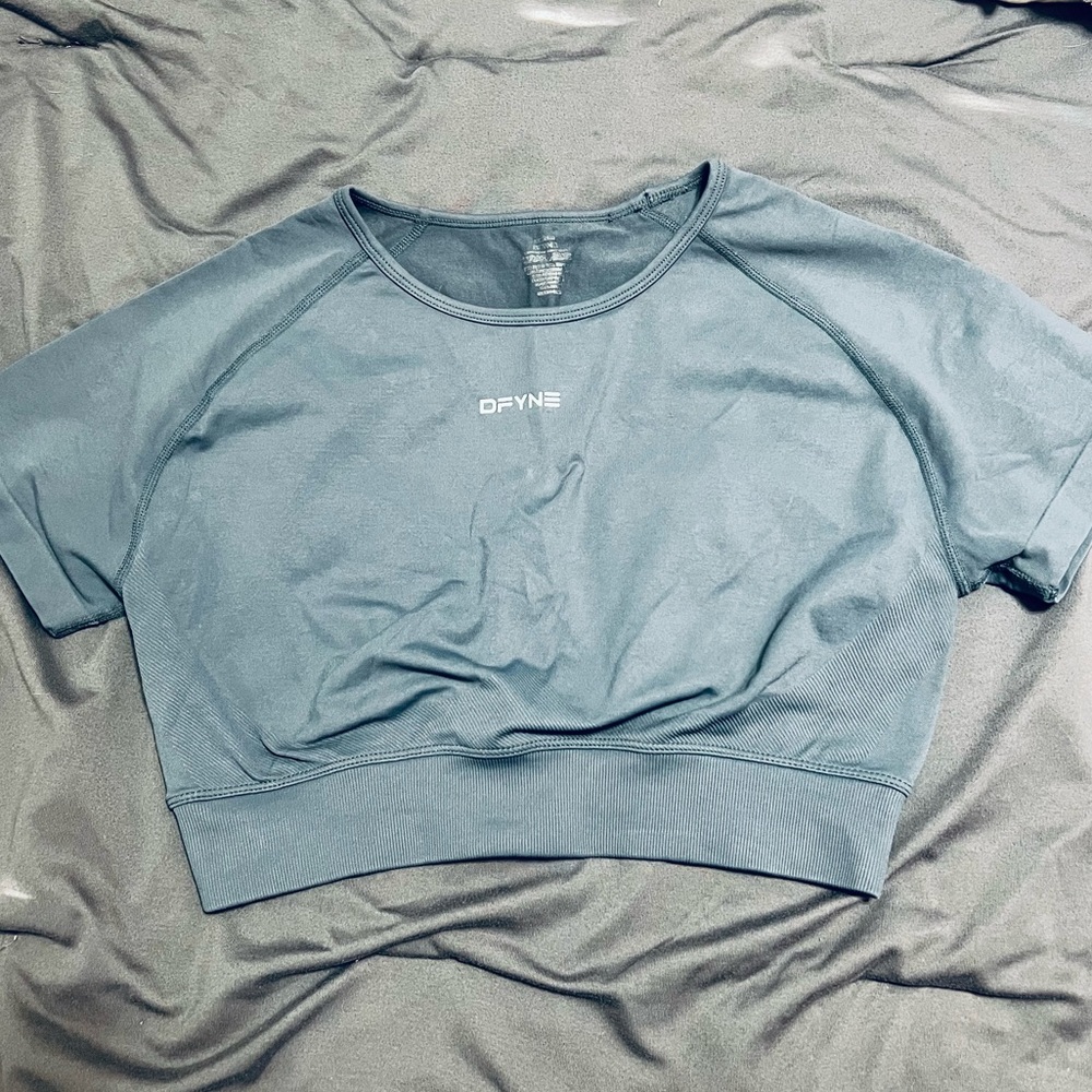 DFYNE slate gray crop top